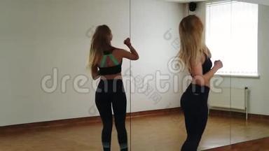 女舞蹈演员在舞蹈室排练时训练舞蹈。